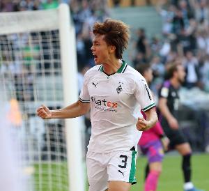 体育赛事预测-德媒：门兴想今夏1000万欧出售板仓滉 拜仁多特有意&amp;球员想去英超