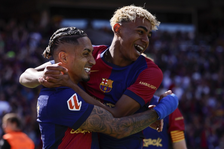 足球社区-世体解析巴萨锋线：拉菲尼亚费兰与亚马尔组成高效三叉戟 默契配合尽显威力