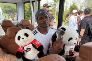 手拿公仔嘴角带笑！爱德华兹游玩熊猫基地 对熊猫大喊：你好！