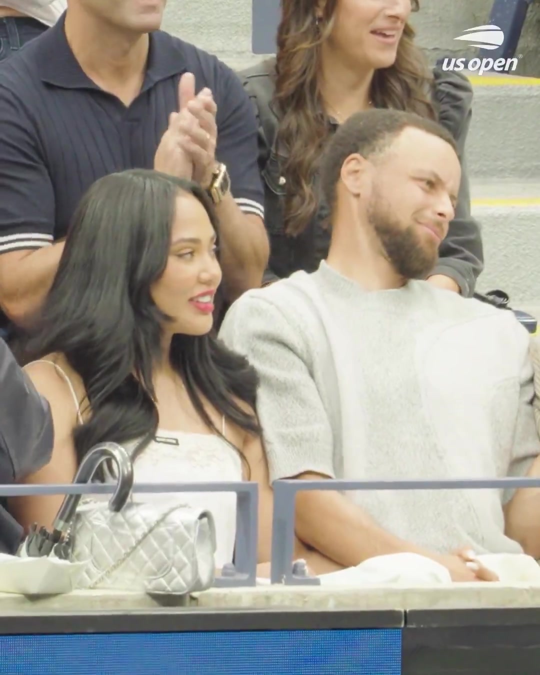 九游体育赛事-库里一家亮相美网决赛现场 萌趣表情抢镜 阿耶莎精致妆容吸睛