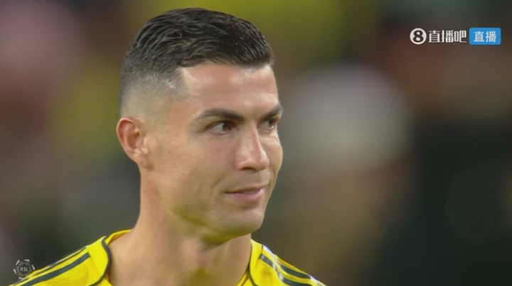 篮球社区-整无语了！胜利门将出击离谱失误致丢球，C罗无奈摇头苦笑