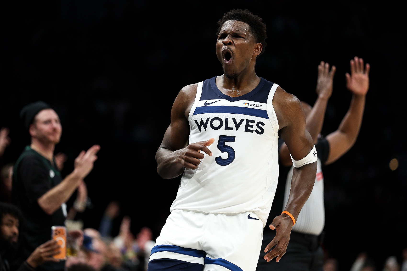 篮球社区-19分逆转取胜！华子：只要比分进入可控范围 我就能终结比赛！